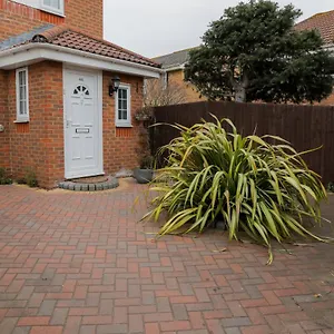 Apartment Entire 3 Bedroom House, 3 Toilets, 2 Baths, Sleep 9 With Free Parking, Thamesmead (Greater London)