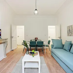 https://superb-typical-parisian-apartment-3br8p-75002.fr-paris.fr